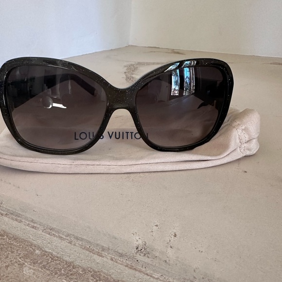 Louis Vuitton monogramed sunglasses - Picture 3 of 5